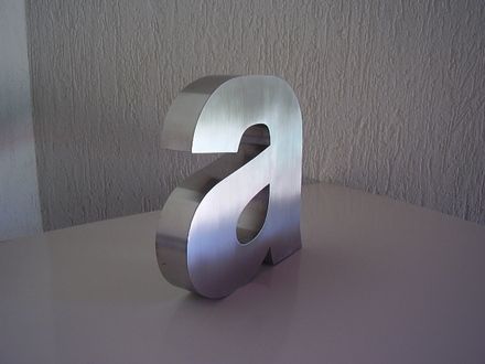 Letra em aço inox de 20cm.